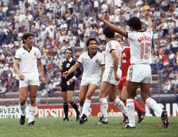 Al minuto 34’ Manuel Negrete recibió una papaya de Javier Aguierre, el esférico le llegó a media altura, decidió lanzarse de tijerita, conectó de pierna zurda y la colocó en el poste izquierdo del guardameta... ¡el gol más lindo en la historia de los Mundiales!