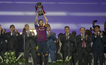 Messi, como capitán, levantó el trofeo de la Supercopa de España.