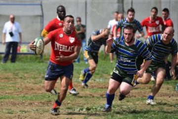 La Drola participa en una temporada regular jugando partidos reales contra equipos reales hechas por los jugadores libres. Este proyecto liderado por la asociación sin fines de lucro “Ovale Oltre le Sbarre” promueve los valores éticos del deporte jugando al juego: la observación de las normas, la lealtad, la solidaridad, el apoyo mutuo de los compañeros y el respeto a los oponentes.