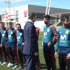 El excepcional gesto del Rey con Piqué en el pasamanos