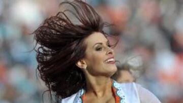 <b>Es fácil ser cheerleader.</b> Para ser cheerleader de los Miami Dolphins sólo hay dos condiciones previas: haber cumplido 18 años, estar disponible para los ensayos y vivir en South Florida. Lo demás es accesorio. De modo que múdense (de casa y de ropa). La elección para la próxima temporada empezará el 30 abril . Allí estarán rodeados de jóvenes como la que se adjunta.