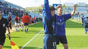 GOLES. Pachón y Craioveanu celebran uno de los tantos que acercan al Getafe a Primera.