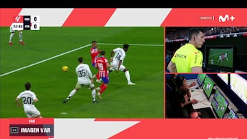 La imagen del VAR del penalti por pisot¨®n de Tchouameni a Lino en el derbi Real Madrid-Atl¨¦tico de la jornada 23 de LaLiga EA Sports.
