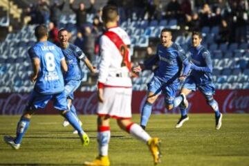 El delantero del Getafe Álvaro Vázquez muestra su alegría tras marcar el primer gol de su equipo frente al Rayo Vallecano en el partido de la decimoséptima jornada de la Liga de Primera División 