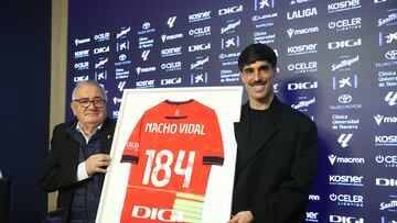 Nacho Vidal recibe de manos de Luis Sabalza un recuerdo de su paso por Osasuna.