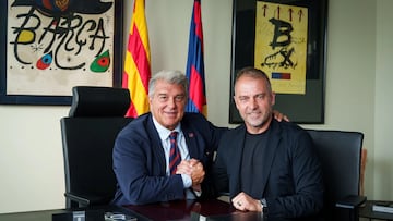 Laporta y Flick posan tras una firma.