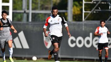 Miguel Borja anota en un amistoso de River Plate ante Tigre.