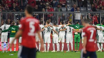 Soccer Football - Bundesliga - Bayern Munich v Borussia Moenchengladbach - Allianz Arena, Munich, Germany - October 6, 2018 Borussia Monchengladbach players celebrate after the match REUTERS/Andreas Gebert DFL regulations prohibit any use o