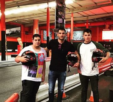 Para el portero madrileño sus dos hermanos son muy importantes. En la foto posa con su hermano Alfonso Adán y un amigo tras una divertida jornada de karting.  