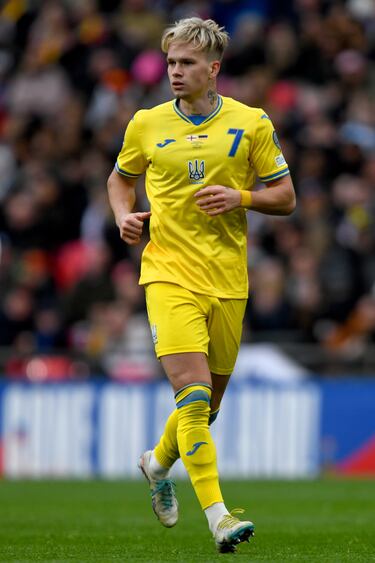 El Chelsea pagó por él en enero 100 millones de euros al Shakhtar, lo que convierte al ucraniano en el jugador más mediático del torneo. Desequilibrante y eléctrico, sus primeros
meses en Stamford Bridge han sido para olvidar.