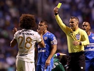 Soccer Football - Liga MX - Cruz Azul v Pumas UNAM - Estadio Cuauhtemoc, Puebla, Mexico - November 8, 2025 Pumas UNAM's Adalberto Carrasquilla is shown a yellow card by referee Fernando Hernandez Gomez REUTERS/Henry Romero