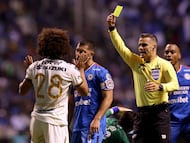 Soccer Football - Liga MX - Cruz Azul v Pumas UNAM - Estadio Cuauhtemoc, Puebla, Mexico - November 8, 2025 Pumas UNAM's Adalberto Carrasquilla is shown a yellow card by referee Fernando Hernandez Gomez REUTERS/Henry Romero