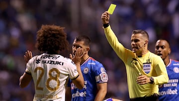 Soccer Football - Liga MX - Cruz Azul v Pumas UNAM - Estadio Cuauhtemoc, Puebla, Mexico - November 8, 2025 Pumas UNAM's Adalberto Carrasquilla is shown a yellow card by referee Fernando Hernandez Gomez REUTERS/Henry Romero