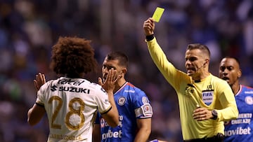 Soccer Football - Liga MX - Cruz Azul v Pumas UNAM - Estadio Cuauhtemoc, Puebla, Mexico - November 8, 2025 Pumas UNAM's Adalberto Carrasquilla is shown a yellow card by referee Fernando Hernandez Gomez REUTERS/Henry Romero