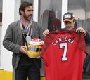 Alonso y Cantona se intercambian un casco y una camiseta en Silverstone