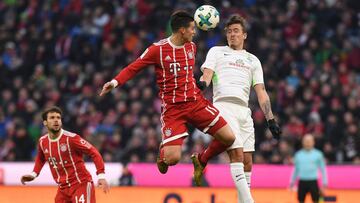 El volante colombiano James Rodr&iacute;guez luchando una pelota a&eacute;rea con Max Kruse en el juego entre Bayern M&uacute;nich y Werder Bremen por Bundesliga