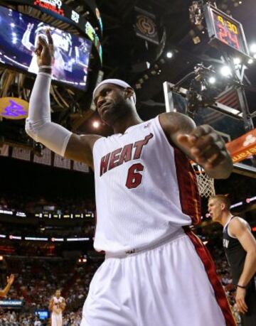 'King'. LeBron celebrando una canasta.