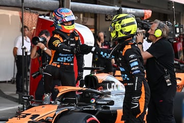 Los pilotos de McLaren, el piloto australiano Oscar Piastri y el británico Lando Norris  se felicitan el uno al otro tras el fantástico resultado de ambos en la casificación.