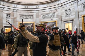 Los manifestantes pro-Trump irrumpieron en el Capitolio tras derribar 4 capas de vallas de seguridad, mostrando su inconformidad con los resultados de las elecciones presidenciales del 2020, mismas en las que el dem¨®crata, Joe Biden, le quit¨® la reelecci¨®n a Donald Trump, resultando el 46? Presidente electo de los Estados Unidos.