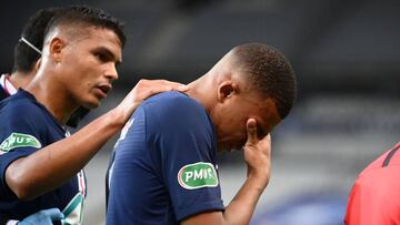TOPSHOT - Paris Saint-Germain's French forward Kylian Mbappe reacts as he leaves the pitch after an injury during the French Cup final football match between Paris Saint-Germain (PSG) and Saint-Etienne (ASSE) on July 24, 2020, at the Stade de France