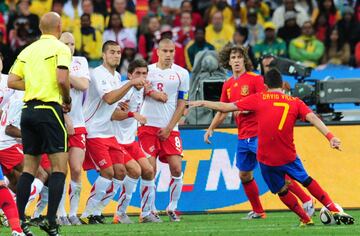 No fue el día de David Villa. El delantero asturiano gozó de varias ocasiones, pero el mal momento físico que atravesaba (había acabado exhausto la temporada) se hacía notar en el 7 de la Selección española...