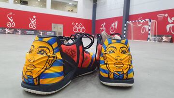 Joan Ca&ntilde;ellas muestra sus zapatillas adornadas con detalles t&iacute;picos de Egipto.