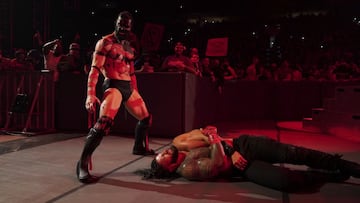 Finn 'The Demon' Balor ataca a Roman Reigns.