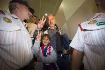 Osama Abdul Mohsen (c) y su hijo, Zaid (2i), los refugiados sirios zancadilleados por una periodista húngara cuando huían de la policía en Hungría, acompañados por otro de sus hijos, Mohamed (2d), y varios miembros de Cenafe, a su llegada a la estación de tren de Sants, en Barcelona, para partir hacia Madrid y acomodarse en la ciudad madrileña de Getafe, donde serán acogidos por iniciativa del presidente de las escuelas de entrenadores de fútbol Cenafe, Miguel Ángel Galán.