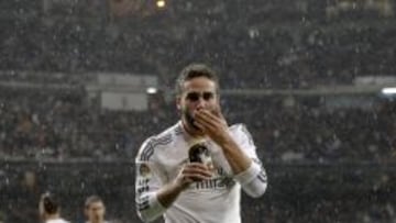 El defensa del Real Madrid, Carvajal, celebra el segundo gol del equipo blanco, durante el encuentro de primera división que han disputado esta noche frente al Rayo Vallecano en el estadio Santiago Bernabéu, en Madrid.