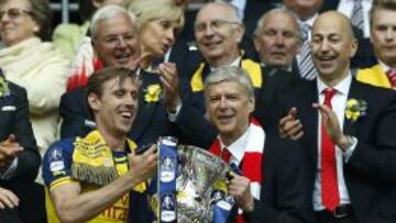 Monreal y Wenger, con la FA Cup.