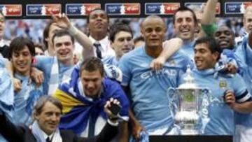 <b>CAMPEONES. </b>El Manchester City, con Silva a la cabeza, ganó la temporada pasada la FA Cup.