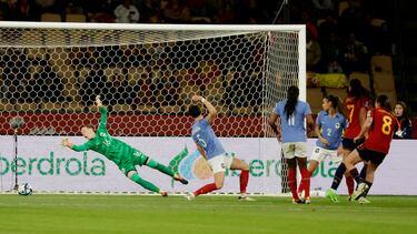 2-0. Mariona Caldentey remata con la derecha el centro de Athenea del Castillo y supera a Pauline Peyraud-Magnin para anotar el segundo gol de España.