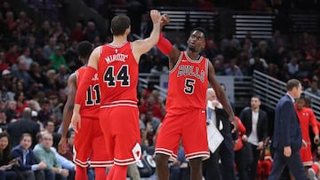 Bobby Portis se saluda con Nikola Mirotic durante la victoria de los Bulls ante los Celtics.