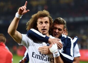 El PSG se proclamó campeón de la Ligue 1 tras gana 1-2 al Montpellier. David Luiz y Nicolas Douchez.