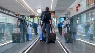 Un hombre con una maleta en el aeropuerto Adolfo Suárez-Madrid Barajas, a 4 de agosto de 2023, en Madrid (España). El Ministerio de Consumo informó ayer, 3 de agosto, de que ha incoado una serie de expedientes sancionadores a varias aerolíneas lowcost por cobrar a sus clientes por llevar el equipaje de mano en cabina. Desde la cartera de consumo indican que las sanciones previstas pueden llegar a considerarse como “graves” o “muy graves”. Las sanciones para las infracciones “graves” oscilan entre los 10.001 y 100.000 euros, cuantía que se ve aumentada en el caso de las “muy graves”, que estarían comprendidas entre los 100.001 y el millón de euros.
04 AGOSTO 2023;AVIONES;RYANAIR;AEROLINEAS;EQUIPAJE DE MANO;SANCIONES;VUELOS;T1;T2;MALETA
Ricardo Rubio / Europa Press
04/08/2023