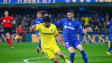 VILLARREAL, 16/02/2024.- El delantero del Villarreal Gonçalo Guedes (i) se escapa de Diego Rico, del Getafe, durante el partido de la jornada 25 de LaLiga que Villarreal CF y Getafe CF disputan este viernes en el estadio de La Cerámica, en Villarreal. EFE/Andreu Esteban
