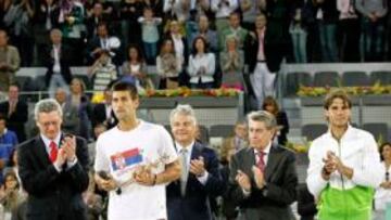 <b>EL CAMPEÓN Y EL NÚMERO UNO. </b>En la camiseta de Djokovic puede leerse 'campeón' en serbocroata. La llevaba preparada. Tras él, junto a Santana, el número uno: Nadal.