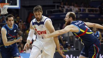 GRA371. ANDORRA LA VELLA, 14/05/2017.- El ala pivot argentino del Real Madrid, Andr&eacute;s Nocioni (c), intenta superar la defensa del base austriaco del Morabanc Andorra, Thomas Schreiner, durante el partido de la trig&eacute;simocuarta jornada de la Liga Endesa que disputan en la capital andorrana. EFE / Fernando Galindo.