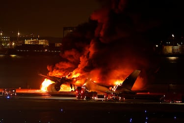 Por el momento no se ha reportado ningún herido en el avión de pasajeros y han encontrado a los seis tripulantes del aparato de la Guardia Costera, el capitán que ha salido ileso y los cinco tripulantes, cuya condición se desconoce.