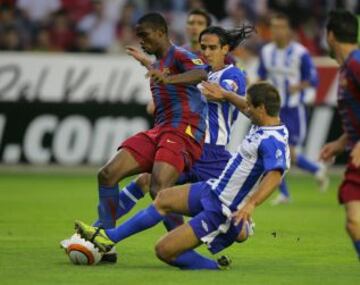 Temporada 05/06. Alavés-Barcelona dan comienzo a la Liga un 27 de agosto de 2005. En imagen, Eto'o en una jugada.