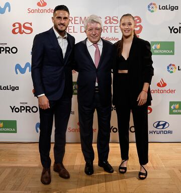 El centrocampista del Atlético de Madrid, Koke posando junto a Enrique Cerezo Presidente del Club Atlético de Madrid  y Andrea Medina jugadora del Atlético de Madrid Femenino.







