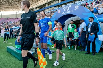 Luis Figo saliendo al campo.
