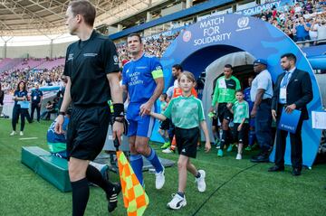 Luis Figo saliendo al campo. 