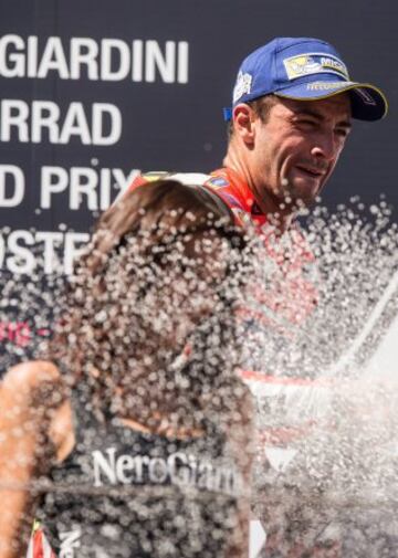Andrea Iannone celebra la victoria en el podio.