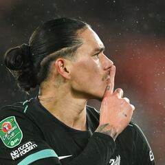 El Liverpool juega con fuego bajo un diluvio