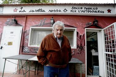 El ex presidente uruguayo Pepe Mújica en "casetta rossa" en el distrito de Garbatella, el 5 de noviembre de 2016 en Roma, Italia.