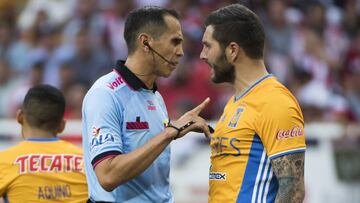 El &aacute;rbitro que estuvo en el partido de vuelta de la final Chivas-Tigres reconoci&oacute; que s&iacute; hubiera tenido el beneficio del VAR, hubiera marcado penal sobre Sosa.