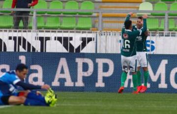 Álvaro Ramos festeja con Carlos Muñoz el gol de Wanderers, ante la impotencia de la defensa de San Marcos.