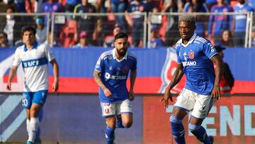 Futbol, Universidad de Chile vs Universidad Catolica.
Fecha 23, campeonato Nacional 2022.
El jugador de Universidad de Chile Junior Fernandez, derecha, juega el balon contra Universidad Catolica durante el partido por la primera division disputado en el estadio Nacional.
Santiago, Chile.
27/08/2022
Jonnathan Oyarzun/Photosport

Football, Universidad de Chile vs Universidad Catolica.
23 th date, 2022 National Championship.
Universidad de Chile’s player Junior Fernandez, right, play the ball against Universidad Catolica during the first division match held at Nacional stadium.
Santiago, Chile.
27/08/2022
Jonnathan Oyarzun/Photosport