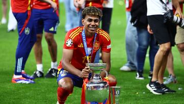 Berlin (Germany), 14/07/2024.- Lamine Yamal of Spain celebrates with the EURO trophy and the best young player trophy after winning the UEFA EURO 2024 final soccer match between Spain and England, in Berlin, Germany, 14 July 2024. (Alemania, España) EFE/EPA/FILIP SINGER
